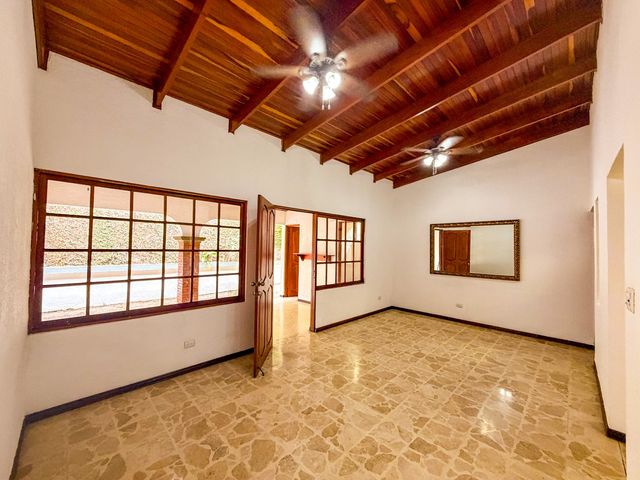 Casa amplia con gran potencial comercial — foto 4 de 6