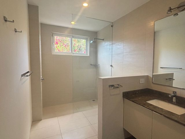 Residencia Contemporánea en San Rafael de Escazu — photo 3 of 21