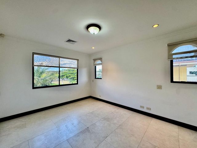 Espectacular Residencia con Piscina Privada y Amplio Jardín en Valle del Sol Lindora — foto 8 de 21