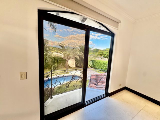 Espectacular Residencia con Piscina Privada y Amplio Jardín en Valle del Sol Lindora — foto 9 de 21