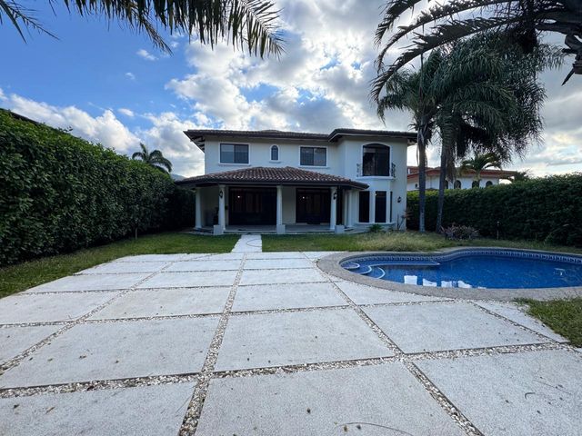 Espectacular Residencia con Piscina Privada y Amplio Jardín en Valle del Sol Lindora — foto 10 de 21