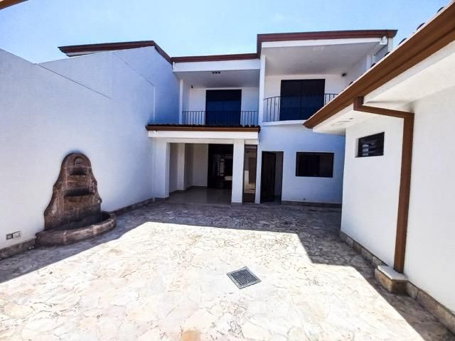 Elegante Casa Colonial Contemporánea en Rohrmoser 4 Hab + Oficina — photo 1 of 21