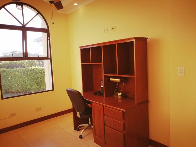 Lujoso Townhouse en Cariari con Vista al Golf 340m2 Amueblado y Equipado — photo 8 of 17