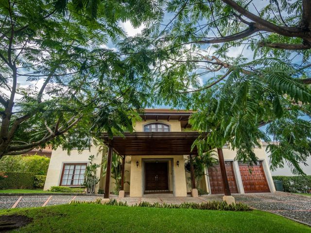 Eco-Residencial Villa Real Oportunidad Exclusiva de Alquiler — photo 2 of 20