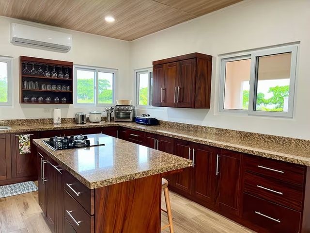 Residencia Contemporánea de 6 Dormitorios en Playa Hermosa — foto 7 de 20