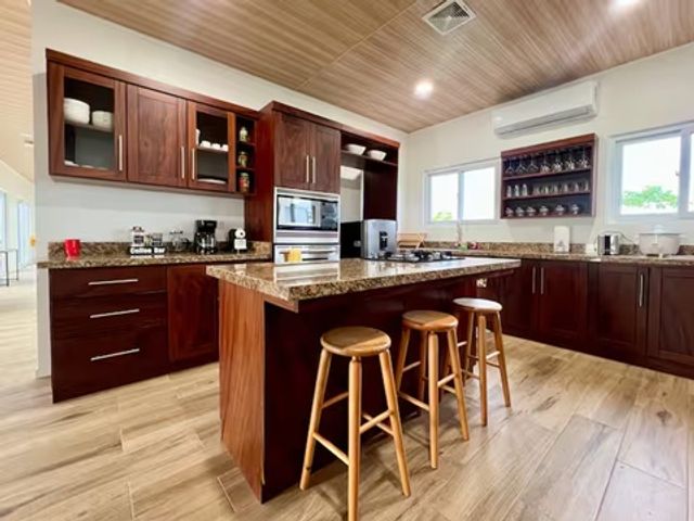 Residencia Contemporánea de 6 Dormitorios en Playa Hermosa — foto 8 de 20