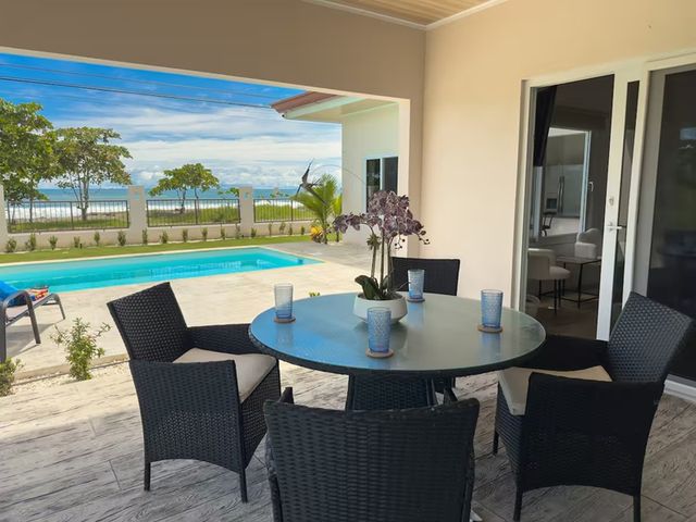 Residencia Contemporánea de 6 Dormitorios en Playa Hermosa — foto 17 de 20