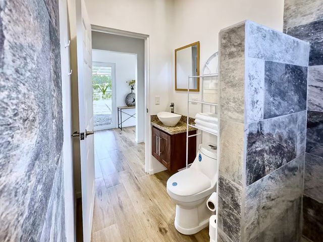 Residencia Contemporánea de 6 Dormitorios en Playa Hermosa — foto 18 de 20