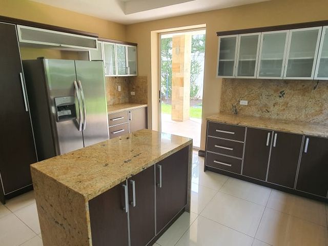 Jaboncillos de Escazu Casa Familiar de Lujo — photo 19 of 20