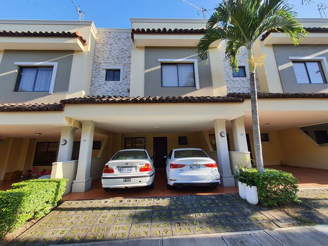 Townhouse de Lujo en Santa Ana Hills – Renovada, 169 m² y Amenidades de Primer Nivel — photo 1 of 18