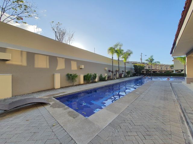 Townhouse de Lujo en Santa Ana Hills – Renovada, 169 m² y Amenidades de Primer Nivel — photo 17 of 18
