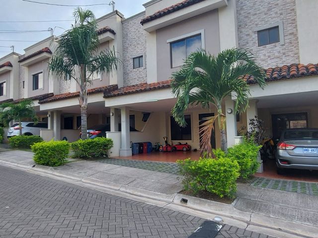 Townhouse de Lujo en Santa Ana Hills – Renovada, 169 m² y Amenidades de Primer Nivel — photo 15 of 18