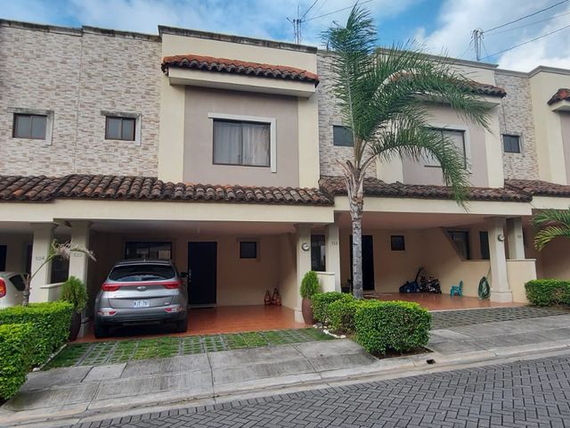 Townhouse de Lujo en Santa Ana Hills – Renovada, 169 m² y Amenidades de Primer Nivel — photo 14 of 18