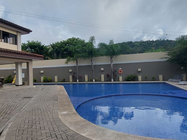 Townhouse de Lujo en Santa Ana Hills – Renovada, 169 m² y Amenidades de Primer Nivel — photo 12 of 18
