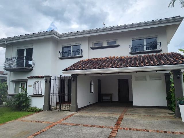 Casa Colonial en Valle del Sol de 4 Dormitorios y Piscina Privada — photo 1 of 20