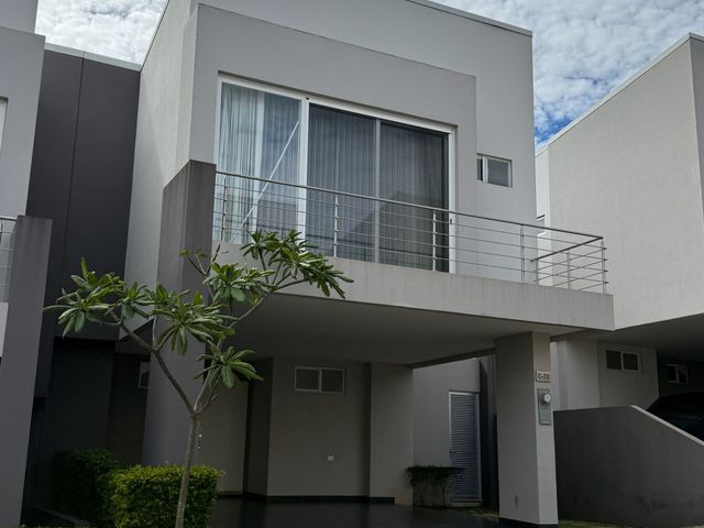 Residencia Moderna en La Ribera de Belén – 3 Hab / 3 Parqueos — photo 1 of 14