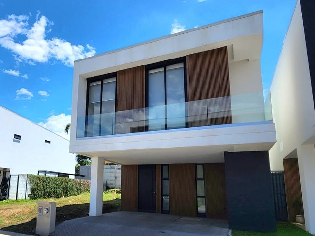 Oportunidad de Inversión: Casa Moderna en Santa Ana con Rentabilidad Inmediata — photo 1 of 18