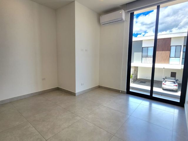 Oportunidad de Inversión: Casa Moderna en Santa Ana con Rentabilidad Inmediata — photo 9 of 18