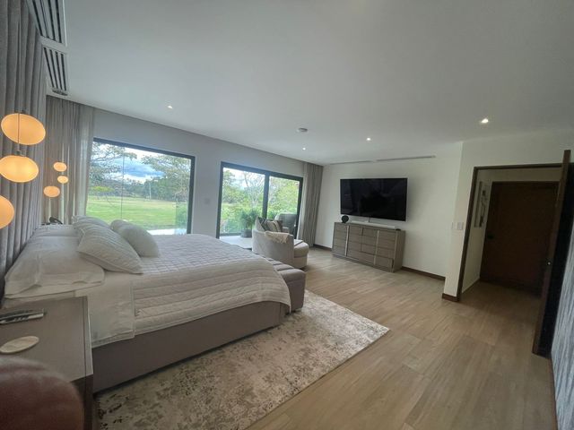 Residencia de Lujo Contemporánea frente al Campo de Golf – Valle del Sol, Santa Ana — photo 8 of 20