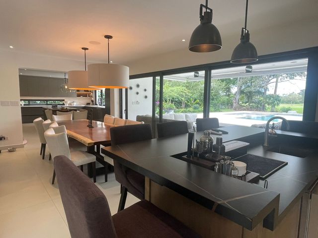 Residencia de Lujo Contemporánea frente al Campo de Golf – Valle del Sol, Santa Ana — photo 7 of 20