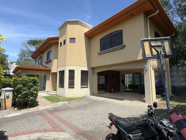 Residencia Colonial en Mora: 4 Hab / 3.5 Baños — 350 m² Const / 774 m² Lote — photo 1 of 20