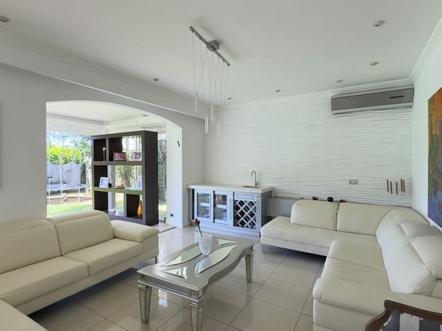 Residencia Colonial en Mora: 4 Hab / 3.5 Baños — 350 m² Const / 774 m² Lote — photo 4 of 20