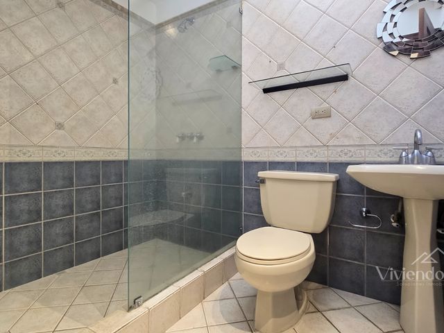Exclusiva Casa Esquinera - 3DOR/2.5BA - Jaboncillos, Escazú – Cerca de La Paco — photo 5 of 12