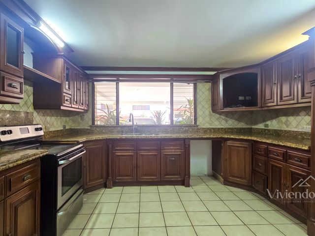 Exclusiva Casa Esquinera - 3DOR/2.5BA - Jaboncillos, Escazú – Cerca de La Paco — photo 7 of 12