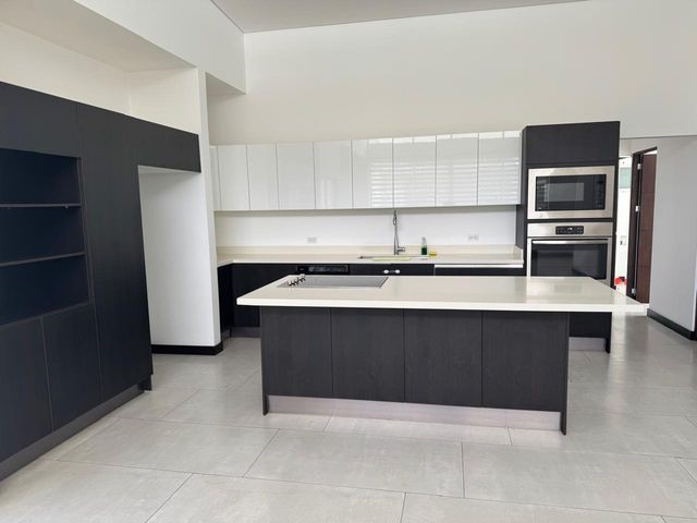 Rio Oro, Santa Ana - Casa Moderna de Una Planta - 215 m2 — photo 1 of 18