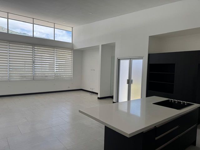 Rio Oro, Santa Ana - Casa Moderna de Una Planta - 215 m2 — photo 2 of 18