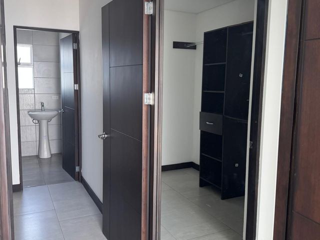 Rio Oro, Santa Ana - Casa Moderna de Una Planta - 215 m2 — photo 3 of 18