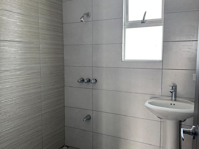 Rio Oro, Santa Ana - Casa Moderna de Una Planta - 215 m2 — photo 12 of 18