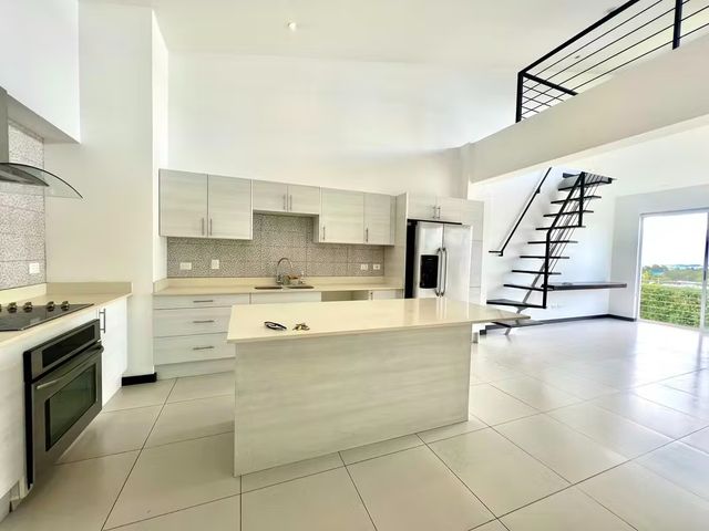 Moderno y Amplio Apartamento en Santa Ana – 188 m² de Lujo y Comodidad — photo 1 of 18