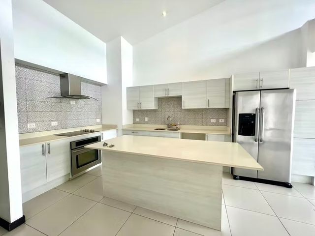 Moderno y Amplio Apartamento en Santa Ana – 188 m² de Lujo y Comodidad — photo 16 of 18