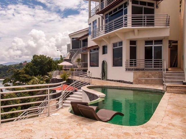 Casa de Playa de 3 Niveles con Piscina Privada — photo 5 of 20