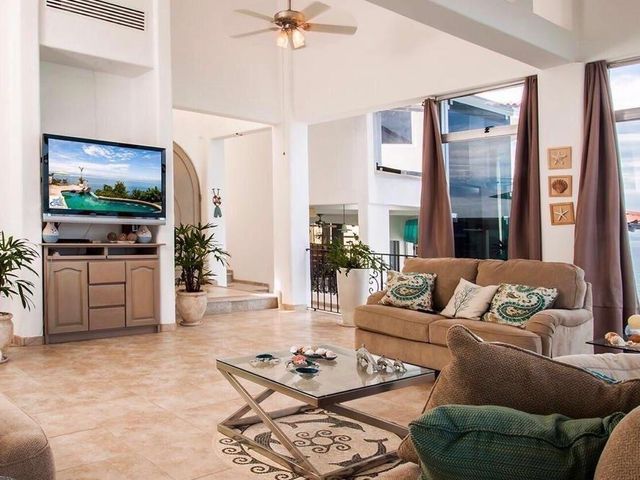 Casa de Playa de 3 Niveles con Piscina Privada — photo 9 of 20