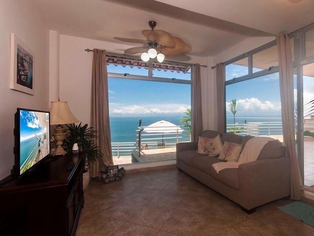 Casa de Playa de 3 Niveles con Piscina Privada — photo 12 of 20