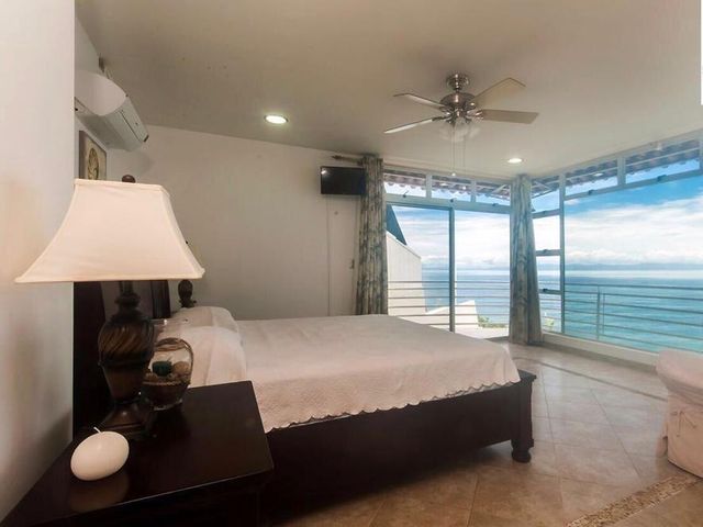 Casa de Playa de 3 Niveles con Piscina Privada — photo 7 of 20