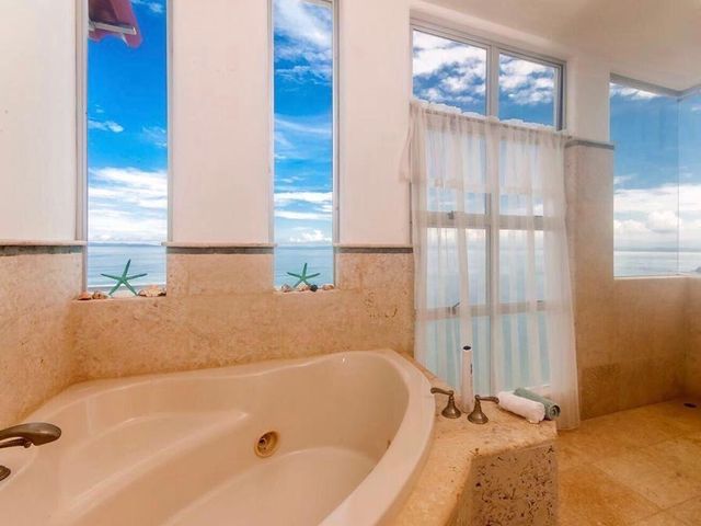 Casa de Playa de 3 Niveles con Piscina Privada — photo 14 of 20