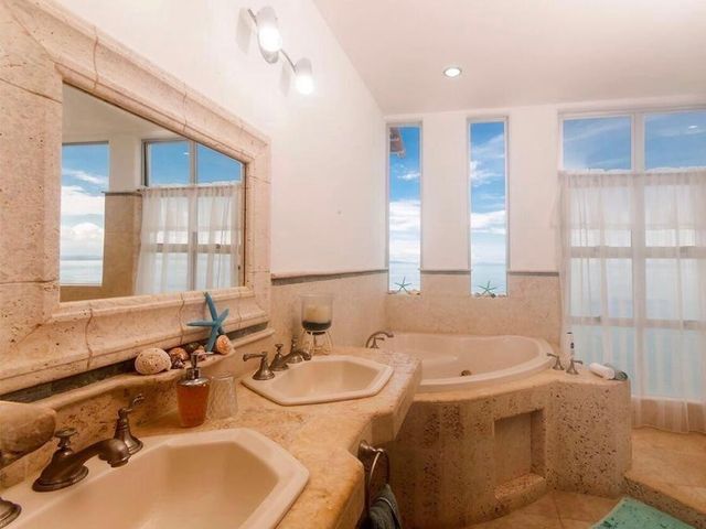 Casa de Playa de 3 Niveles con Piscina Privada — photo 10 of 20