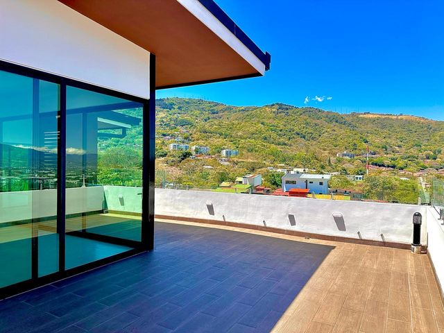 Lujo y Amplitud: Penthouse de 380 m² en el Corazón de Escazú — photo 1 of 12