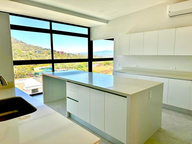Lujo y Amplitud: Penthouse de 380 m² en el Corazón de Escazú — photo 8 of 12