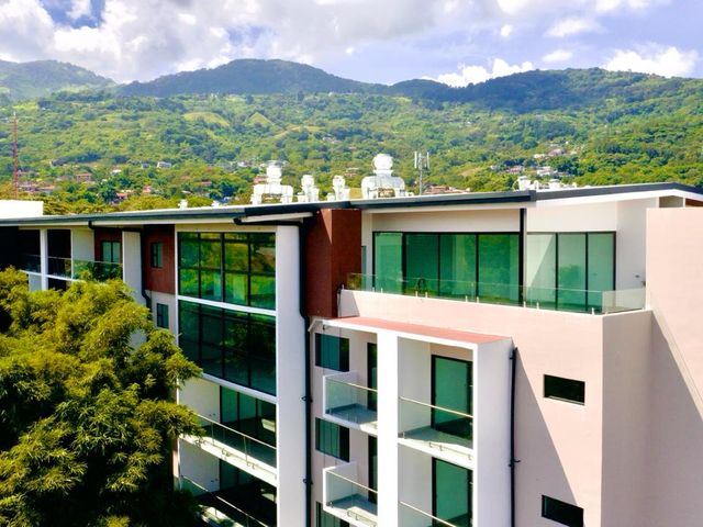 Lujo y Amplitud: Penthouse de 380 m² en el Corazón de Escazú — photo 2 of 12