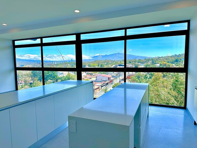 Lujo y Amplitud: Penthouse de 380 m² en el Corazón de Escazú — photo 6 of 12