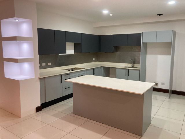 Exclusivo de 4 Hab + Servicio | Terraza de 36 m2 | Cerca de Hospital Metropolitano — photo 1 of 14