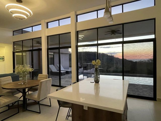 Residencia Contemporánea de Lujo 6BR/6BA en Mar Vista — photo 1 of 18