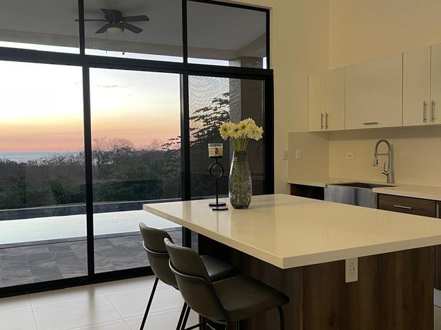 Residencia Contemporánea de Lujo 6BR/6BA en Mar Vista — photo 12 of 18
