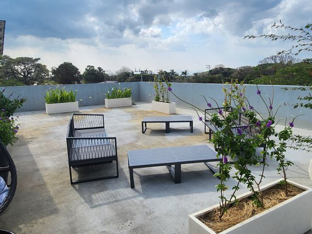Moderno Apartamento de 2 Hab / 2 Ba – Ubicación Premium en Santa Ana — photo 4 of 17