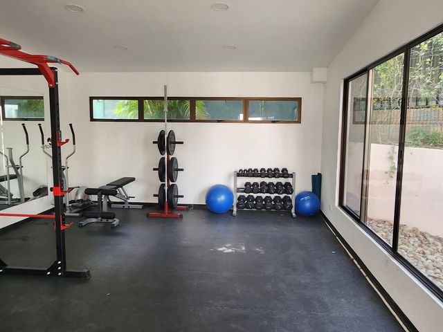 Moderno Apartamento de 2 Hab / 2 Ba – Ubicación Premium en Santa Ana — photo 2 of 17