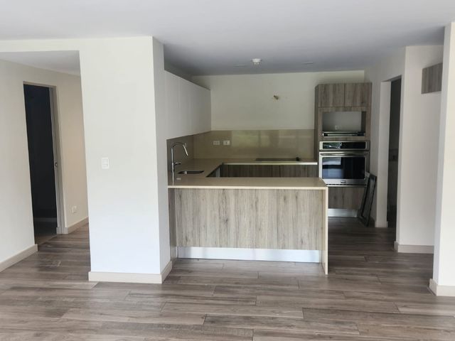 Moderno Apartamento de 2 Hab / 2 Ba – Ubicación Premium en Santa Ana — photo 15 of 17